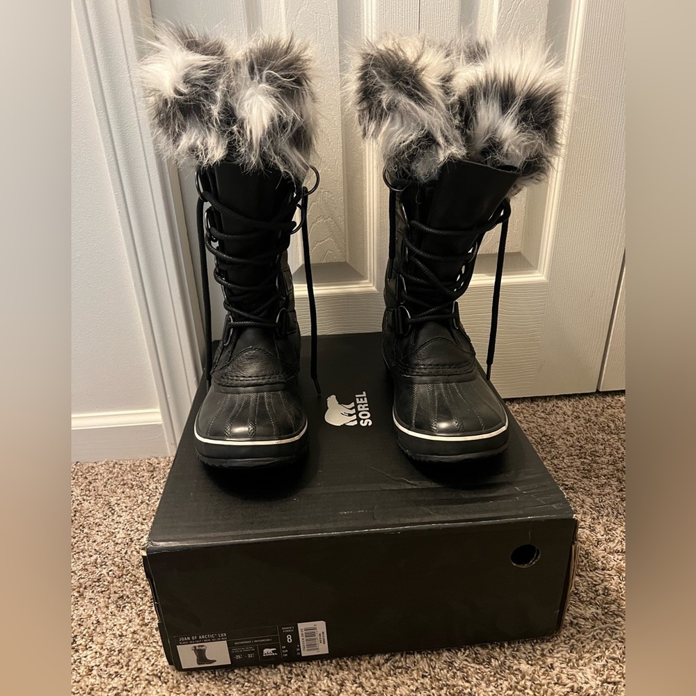 LIKE NEW Sorel Black & White Joan of Arctic Lux Size 8